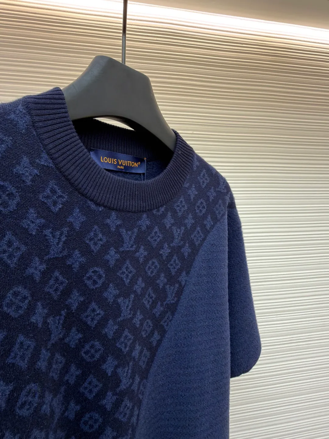 LOUIS VUITTON spliced jacquard knitted short-sleeve ●Original version: purchased and developed by 17276 ●Item number: 1681333-B10 ●Fabric: knitted fabric ●Technology: jacquard production ●Color: navy ●Version: fitted version ●Weight: about 470 grams ●Size: S-M-L-XL ●Description: This short-sleeved knitted crewneck combines Monogram Elements and velvety smooth horizontal stripes echo the flocked items from the 2025 spring and summer fashion show with their delicate texture. Pair it with matching shorts for a casual look, adding flexibility to brave adventurers this season. The overall wiring is straight and delicate, the fabric is comfortable and soft, and the color is consistent without color difference. It can be matched with the same style to create a fashionable look and control various occasions. Customized accessories, complete with three standards, same style for men and women!